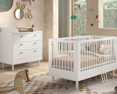 Babykamer Forrest: babybed 70x140cm, commode met luierplank - wit beukenhout Babykamer Forrest: babybed 70x140cm, commode met luierplank - wit beukenhout
