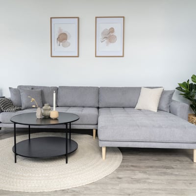 Lichtgrijze Lido Lounge Sofa met naturel houten poten. Lichtgrijze Lido Lounge Sofa met naturel houten poten.