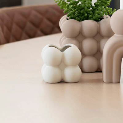 Grijze bloempot van keramiek, 9x9x8 cm.