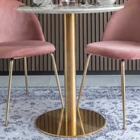 Witte marmerlook eettafel met messing poten