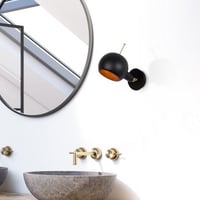 Strakke en eigentijdse wandlamp | Zwartkoperen afwerking