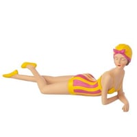 Vrouw badpak + liggen polyresin geel/roze