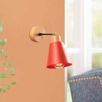 Verfijnde Moderne Rode Wandlamp | Metalen Behuizing, Houten Voet | 14cm Diameter, 25cm Hoogte