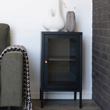 Dalby-kabinet van zwart staal en glas.