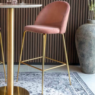Roze fluwelen Lausanne barstoel met messinglook poten.