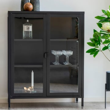 Moderne zwarte vitrinekast met glazen deuren