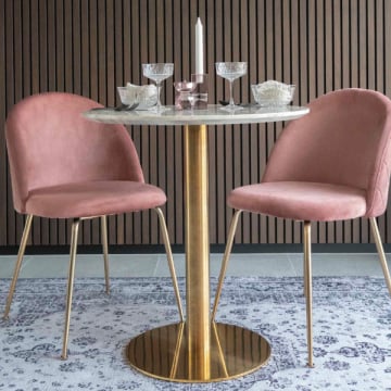 Witte marmerlook eettafel met messing poten
